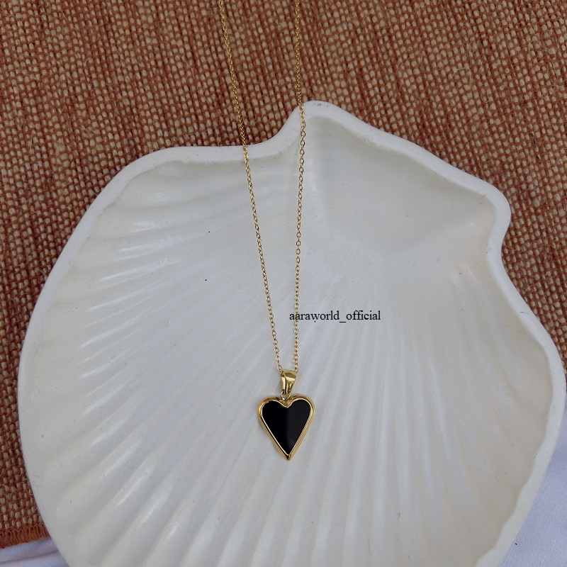 black-heart-gold-necklace